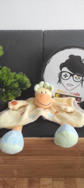 Doudou plat girafe jaune Nattou Jollymex rond carré triangle bleu vert orange
