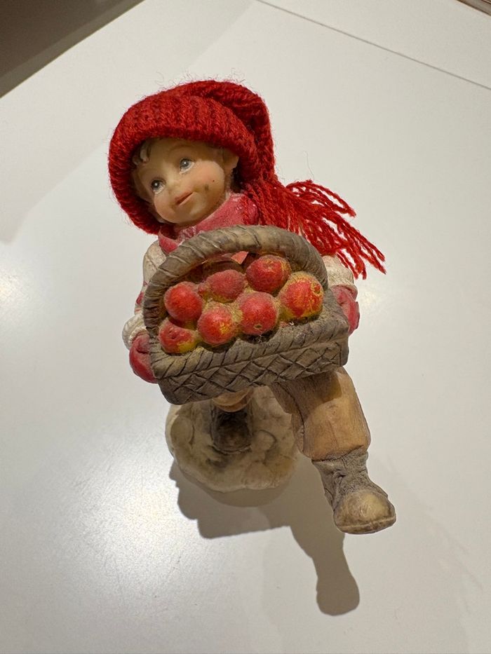Bibelot représentant un enfant tenant un panier de pommes - photo numéro 2