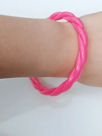 Bracelet jonc torsadé en acrylique rose fushia – Bijou tendance léger et élégant
