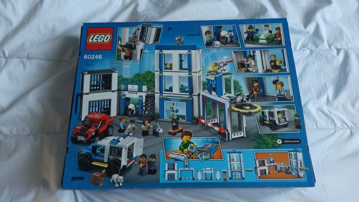 Lego City 60246 Le commissariat de police - photo numéro 2