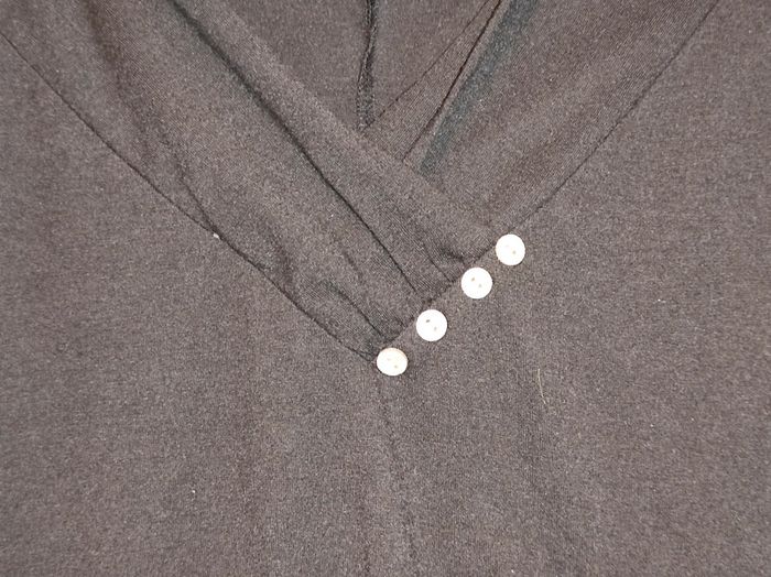 Haut noir fluide sans manches avec décors boutons - Emery Rose - photo numéro 2