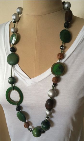 Collier long perles et boutons neuf