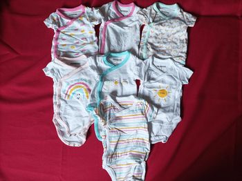 lot 7 bodys manches courtes taille 1 mois