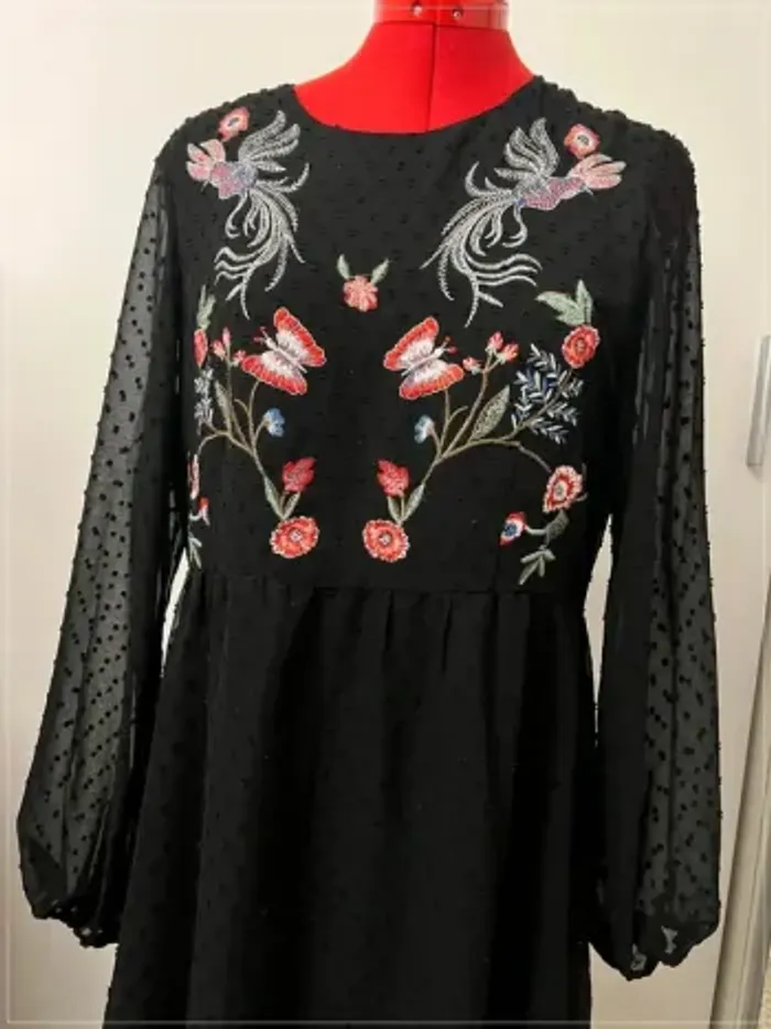 Robe brodée fleurie noire plumetis Nov Mod - photo numéro 2