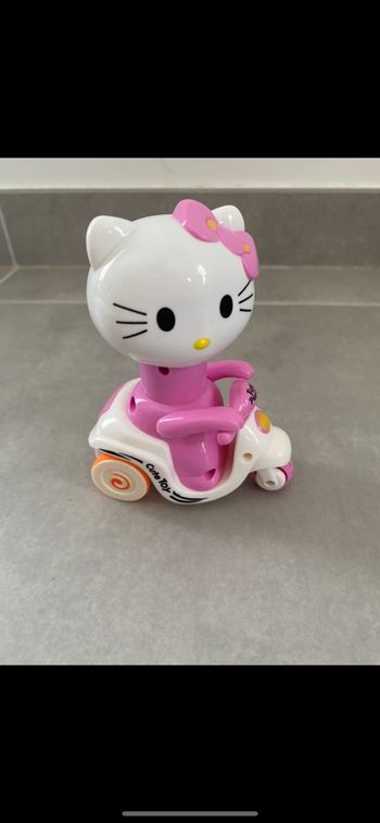 Chat Cute Toy sur sa moto