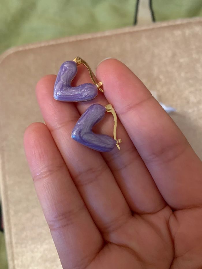 Boucles d’oreilles coeurs violet irisé - photo numéro 6