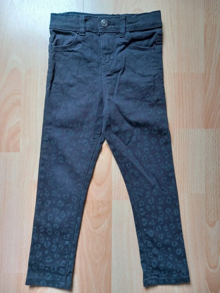 Pantalon gris très foncé avec motifs 4 ans kiabi comme neuf