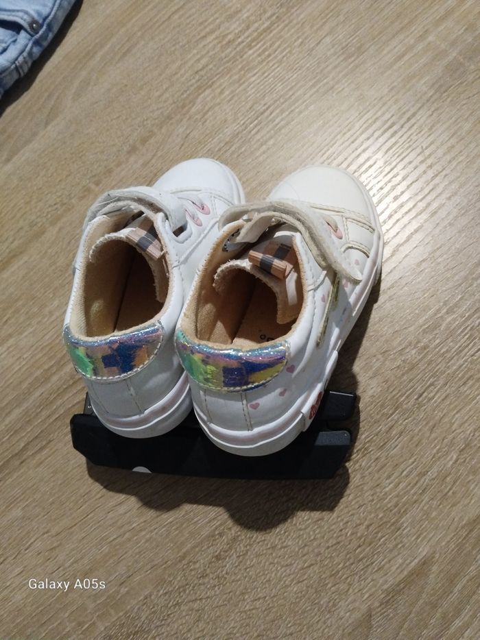Chaussure de fille taille 24 tres peux utulise - photo numéro 2