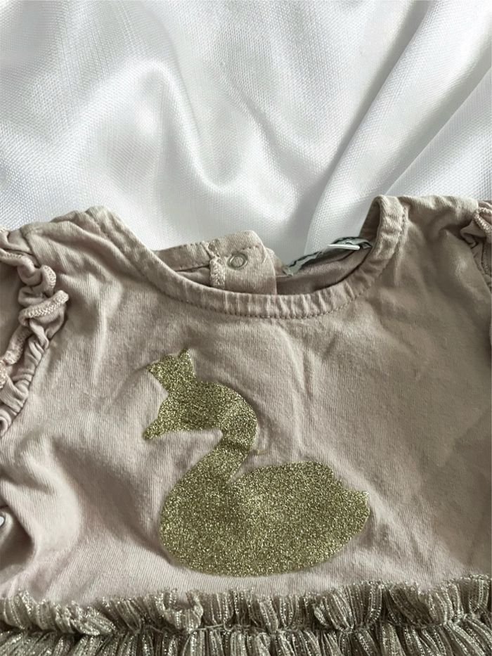 Robe bébé fille 18 mois Vertbaudet – motif cygne doré - photo numéro 2