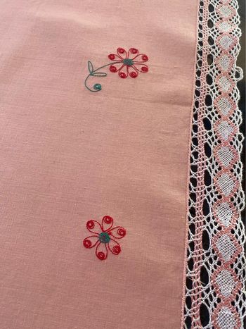 Vintage chemin de table rose  brodé