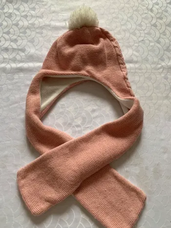 Bonnet avec écharpe intégrée