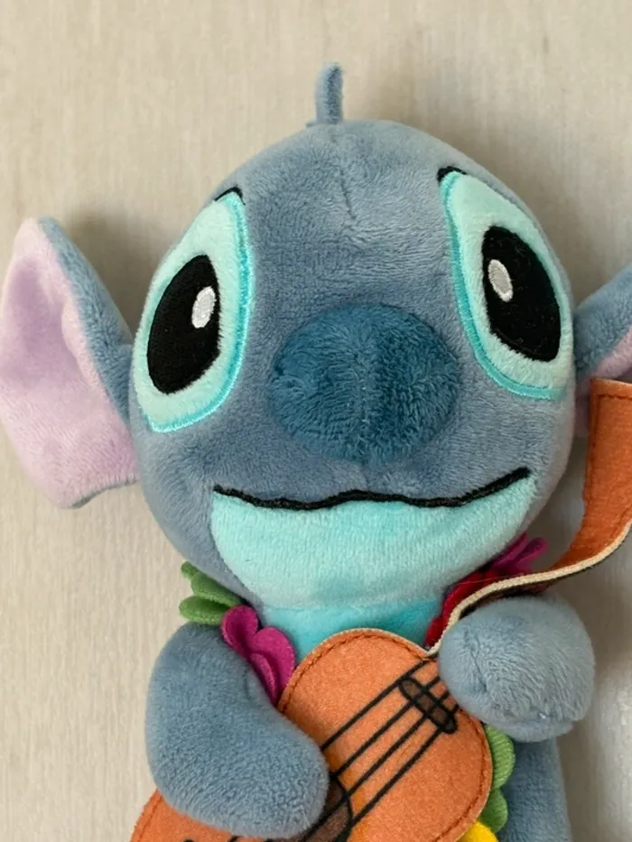 Peluche Stitch avec guitare banjo yukelele et collier hawaïen Lilo et Stitch Disney - photo numéro 3