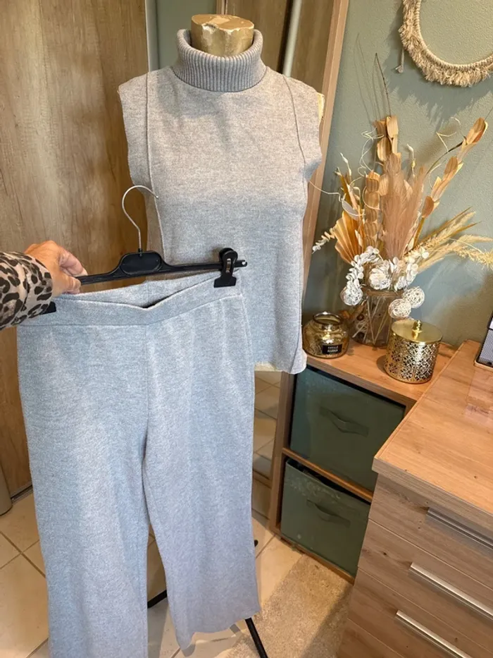 Très bel ensemble pull sans manches col roulé et pantalon large femme