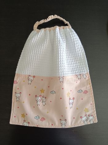 Serviette de table élastiquée, forme bavoir , fille , pour cantine école maternelle souris