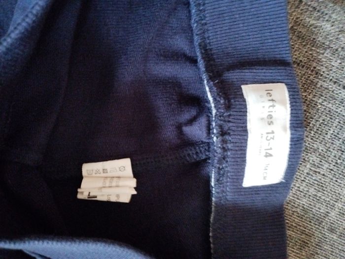 Legging bleu marine.