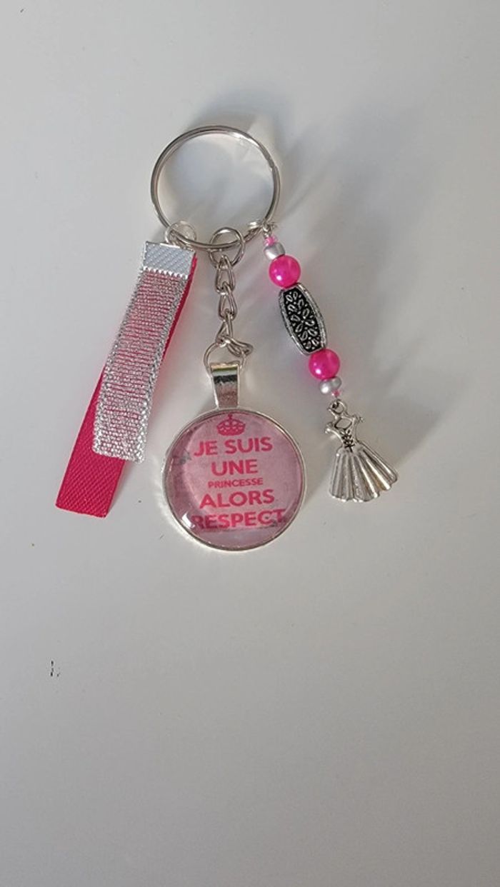 Cadeau humour, porte clé message bijoux de sac " je suis une princesse alors respect"