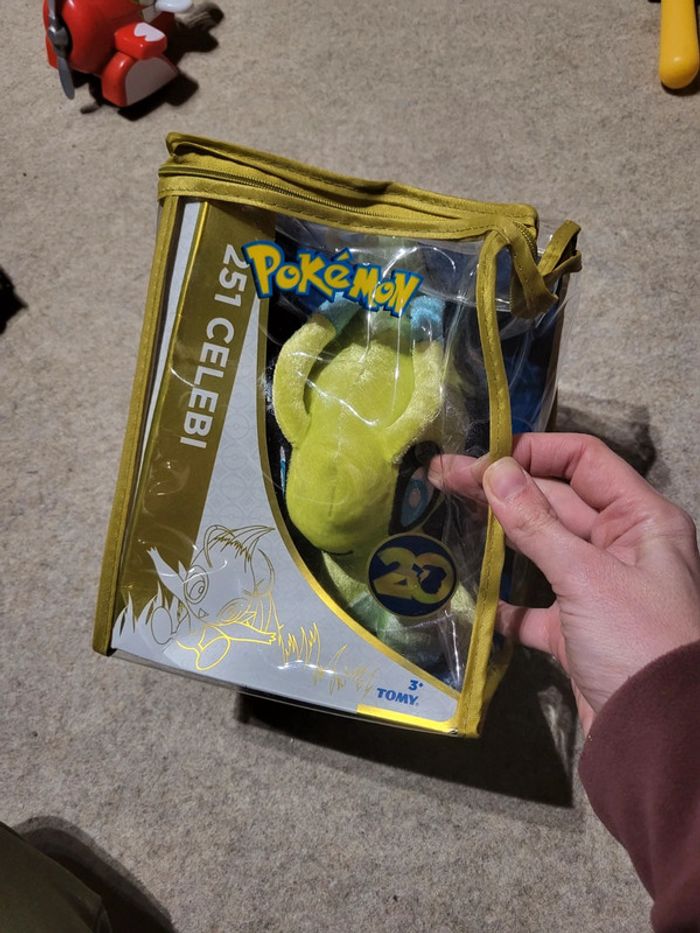 Peluche celebi tomy dans sa boîte.
Modèle 251 20eme anniversaire