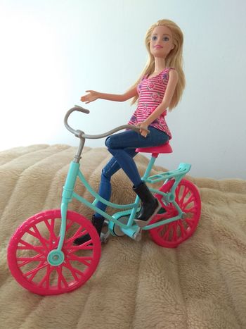 Poupée mannequin Barbie +vélo