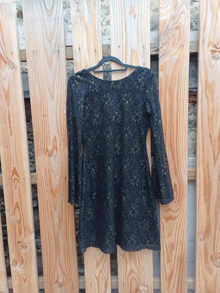 Jolie robe dentelle et or dos nu Gémo taille S - photo numéro 2