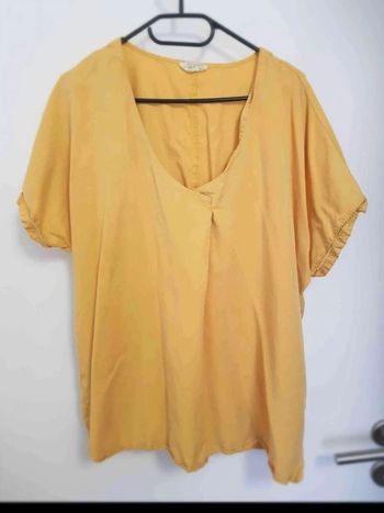 Haut  jaune taille 48