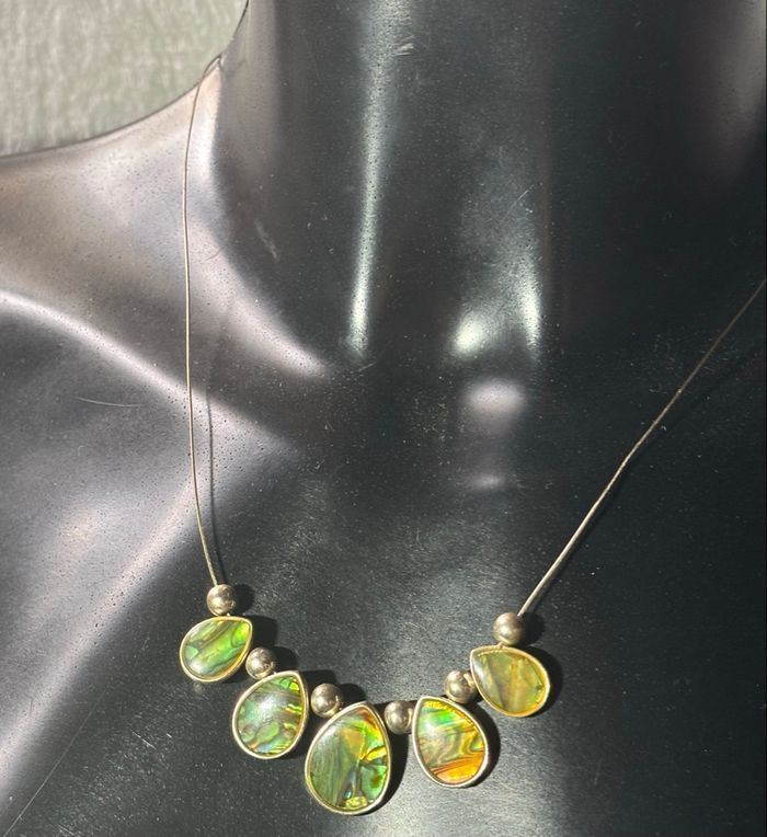 Collier argenté et vert en nacre d’ormeau – Éclat naturel 🌿✨ - photo numéro 2