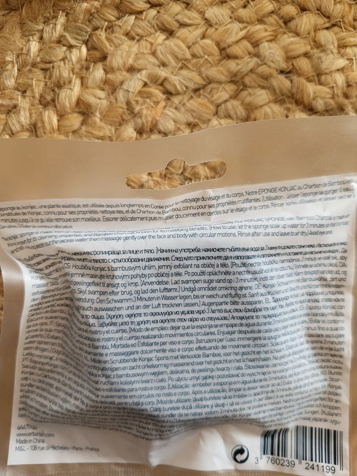 🌸Erborian Éponge Konjac au charbon de bambou neuve - photo numéro 3