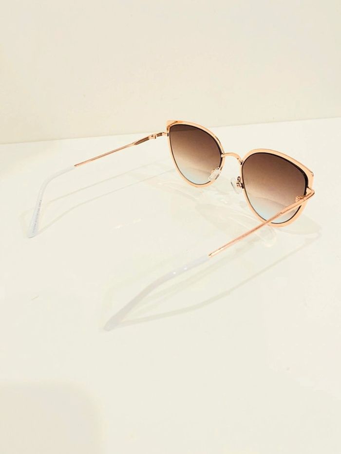 Lunette de soleil femme style cats dorée contour blanc verres dégradés UV protection catégorie 2 - photo numéro 6