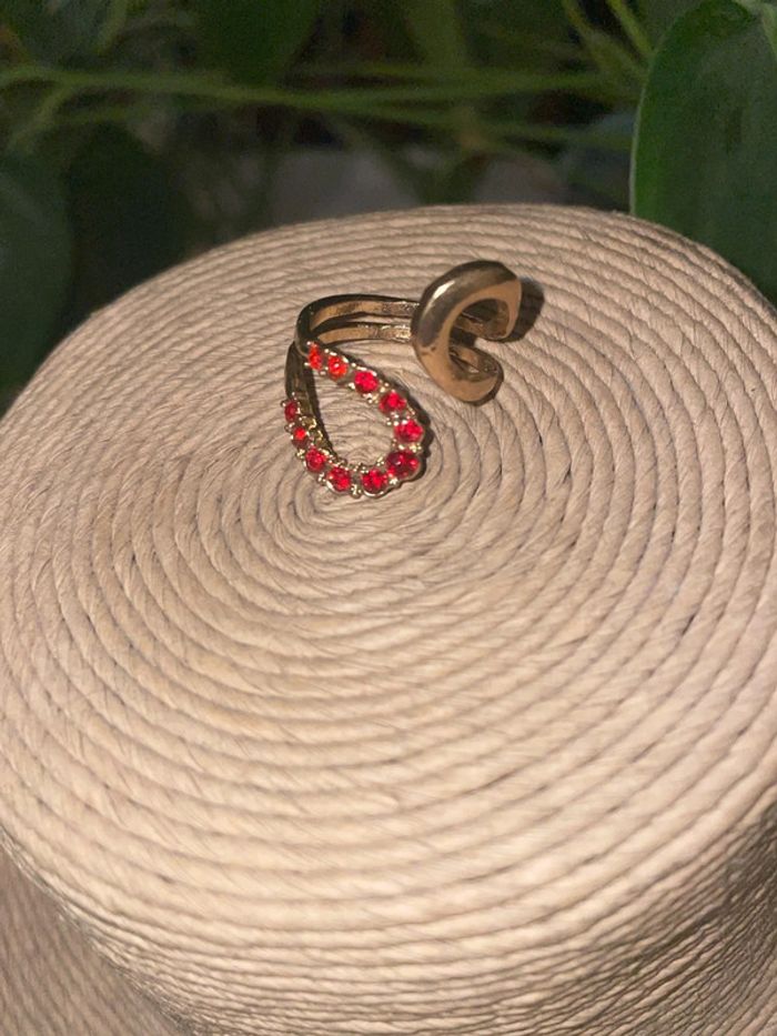 Bague fantaisie. Taille 62. Strass rouge. Très bon état.