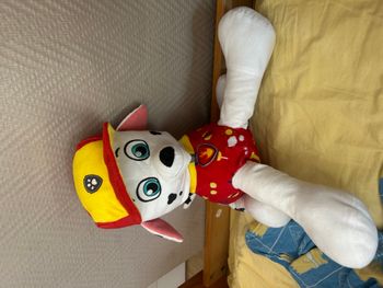 Grosse peluche Marcus tenue d’été 