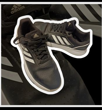 Baskets Adidas cuir.Taille 41.5