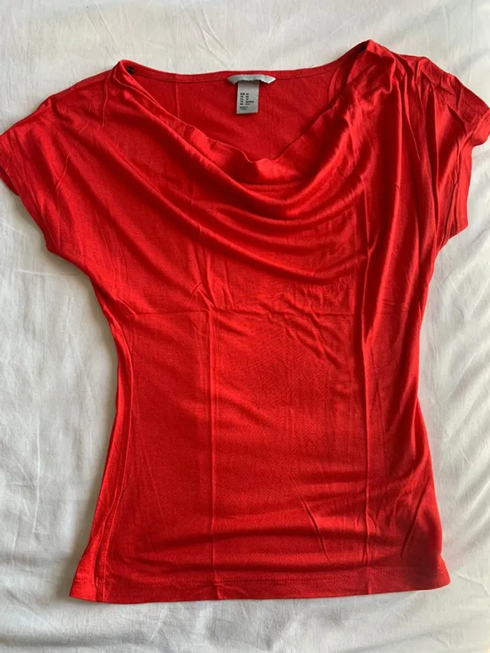 Tee shirt rouge avec col tombant - photo numéro 2