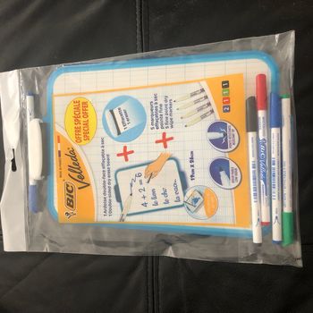 Ardoise avec feutres