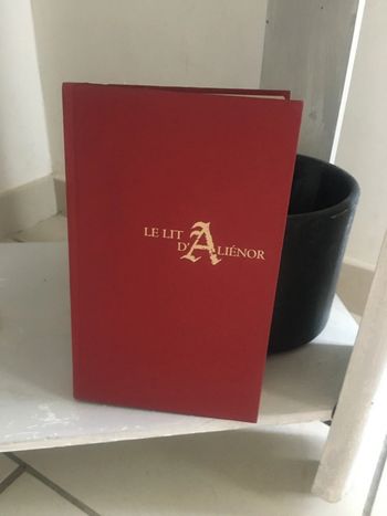 Livre le lit d’Aliénor de Mireille Calmel relié