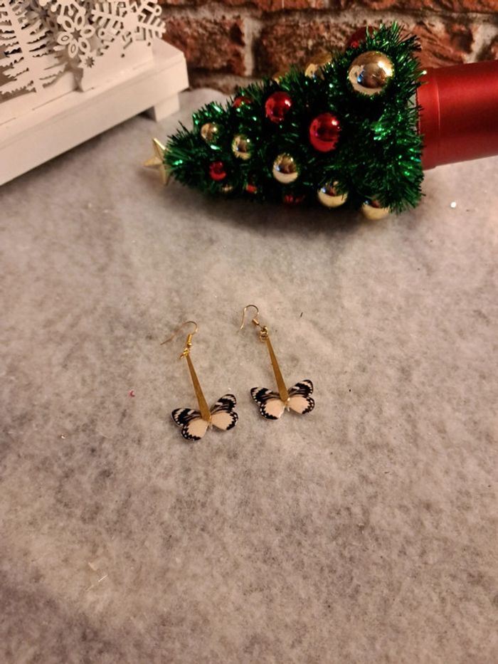 Boucles d'oreilles pendante en résine papillons