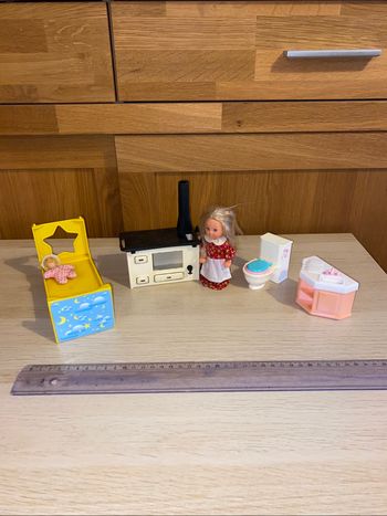 Poupée jouet delavennat glady Sonia cuisinière lit barbie Shelly nursery training pot 1996