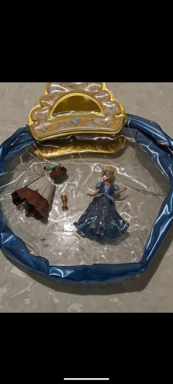 Poupée miniature princesse cendrillon.