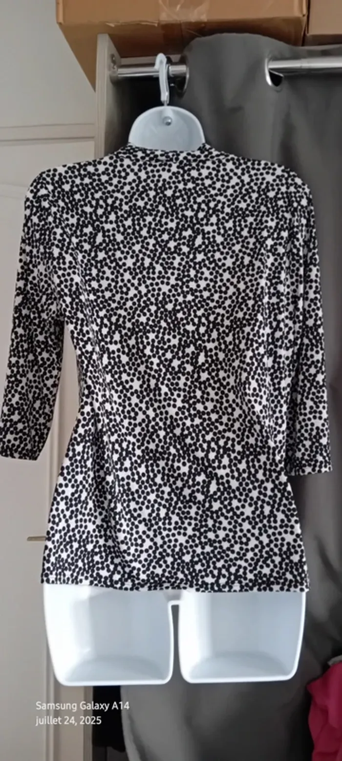 Blouse fluide manches 3/4 col V motif pois et fleurs en relief noir et blanc femme L cache cache - photo numéro 13
