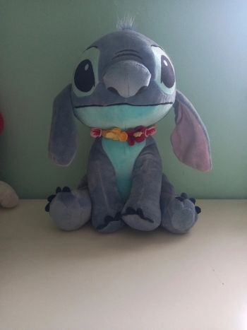 Peluche Stitch avec collier Hawaïen