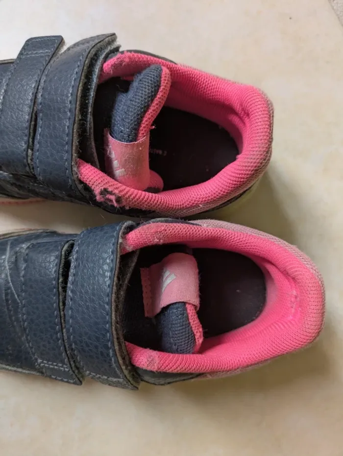 Paire de baskets adidas 26 avec scratch - photo numéro 3