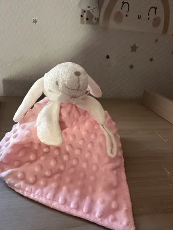 Doudou Lapin Rose avec Accroche Tétine