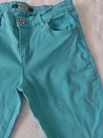 Pantalón pitillo de tiro medio / bajo de color azul turquesa de Pull and bear