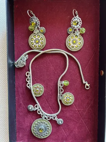 Parure collier et boucles d’oreilles fantaisie