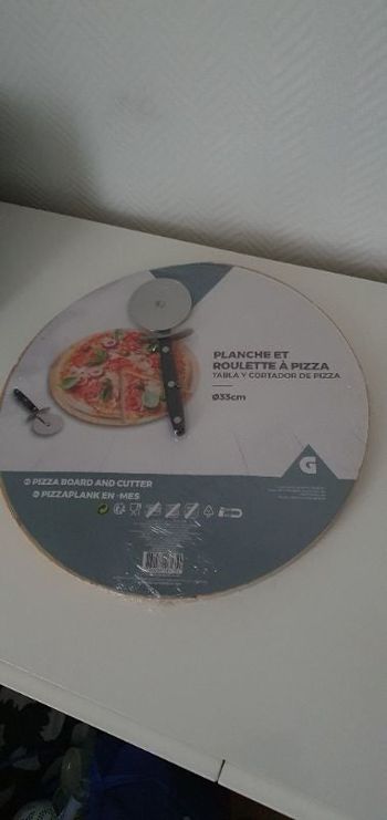 Planche pizza en bois avec roulette
