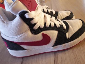 Vends Nike court borough mid prem en taille 36.