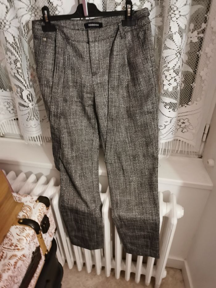 Pantalon habillé beige gris et argenté brillant