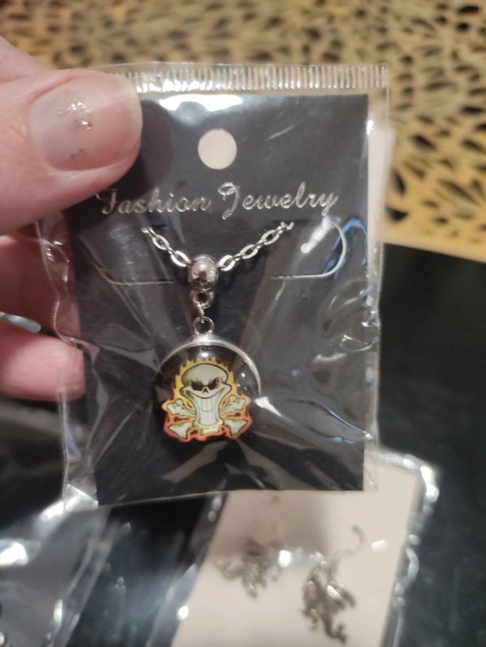 Lot de 6 bijoux neufs thème tête de mort, croix, araignée et dragon - photo numéro 5