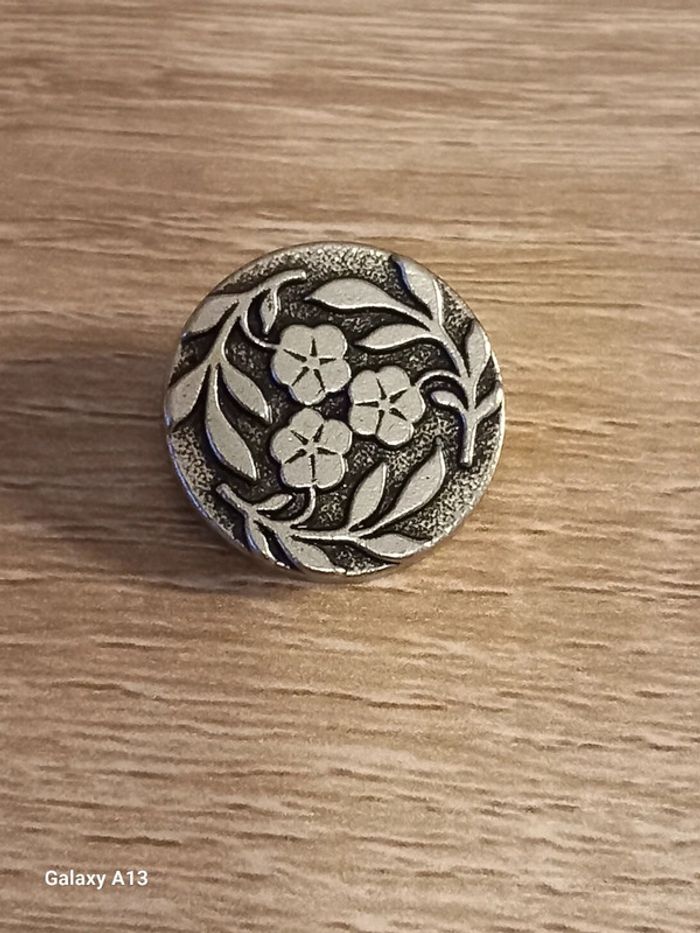 1 bouton vintage en métal
