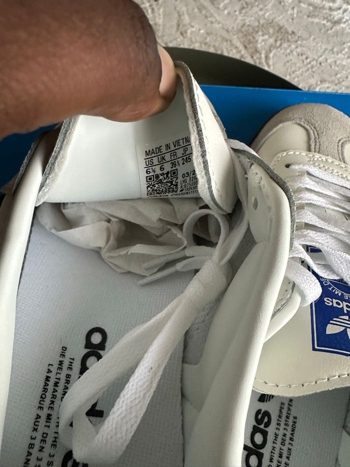 Basket neuve Samba adidas  pointure 39 - photo numéro 2