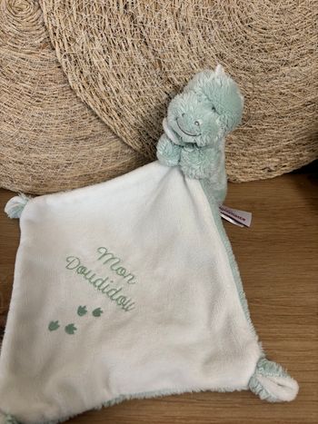 Doudou dinosaure vert mouchoir mon doudidou pommette