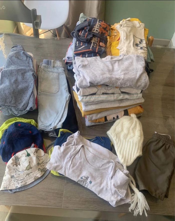 Lot vêtements garçons 12/18mois . 48 pieces